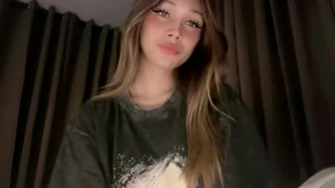 Snapshot of love_me_harderxx chatting on April 12, 7:41 pm kissme online show from April 12, 7:41 pm