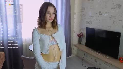 Snapshot of love_you_bella chatting on June 16, 4:48 am Bella online show from June 16, 4:48 am