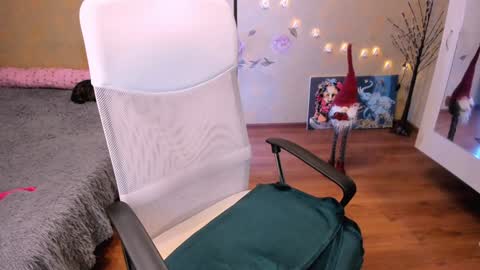 cat-girl online show from January 3, 2:30 pm