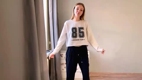 Ella online show from December 4, 6:12 am