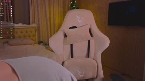 Laura online show from December 24, 1:28 pm