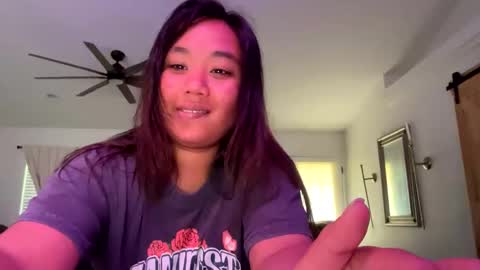 Snapshot of lovellly_ chatting on February 16, 8:33 pm Love online show from February 16, 8:33 pm