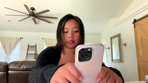 Snapshot of lovellly_ chatting on March 12, 10:07 pm Love online show from March 12, 10:07 pm