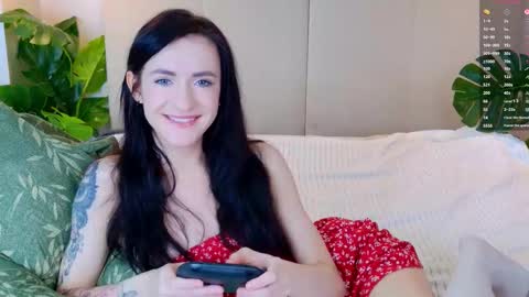 Snapshot of lovely_lo chatting on February 20, 1:44 pm lovely_lo online show from February 20, 1:44 pm