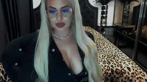 Snapshot of lovelyblondyxxx chatting on April 22, 10:22 pm PrAllinXXXa online show from April 22, 10:22 pm