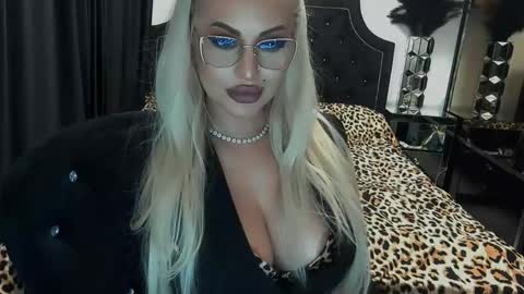 Snapshot of lovelyblondyxxx chatting on April 28, 11:10 pm PrAllinXXXa online show from April 28, 11:10 pm