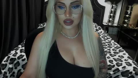 Snapshot of lovelyblondyxxx chatting on May 5, 10:40 pm PrAllinXXXa online show from May 5, 10:40 pm