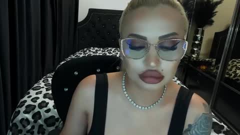 Snapshot of lovelyblondyxxx chatting on May 22, 10:37 pm PrAllinXXXa online show from May 22, 10:37 pm