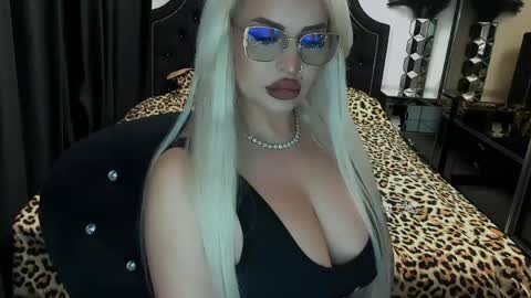 Snapshot of lovelyblondyxxx chatting on June 2, 1:18 am PrAllinXXXa online show from June 2, 1:18 am