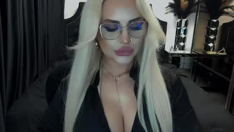 Snapshot of lovelyblondyxxx chatting on June 6, 11:20 pm PrAllinXXXa online show from June 6, 11:20 pm
