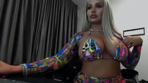 Snapshot of lovelyblondyxxx chatting on July 7, 10:25 pm PrAllinXXXa online show from July 7, 10:25 pm