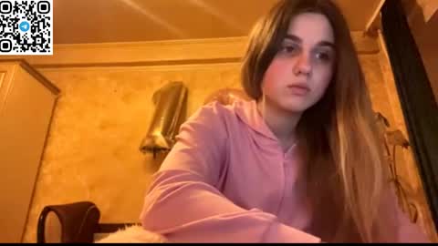 Snapshot of lovelysilk_63 chatting on April 11, 6:23 pm ELA online show from April 11, 6:23 pm