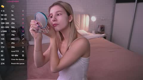 Snapshot of lovelyspacee chatting on February 25, 10:03 am Anna online show from February 25, 10:03 am