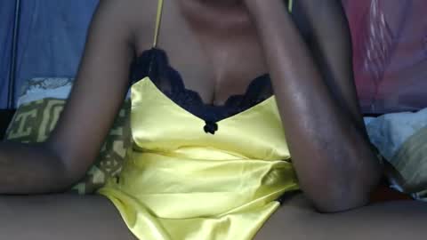 Snapshot of lovelythighs54 chatting on February 19, 5:47 am miss fancy louis online show from February 19, 5:47 am