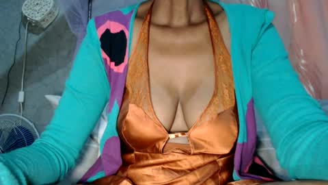 Snapshot of lovelythighs54 chatting on July 1, 6:15 am miss fancy louis online show from July 1, 6:15 am