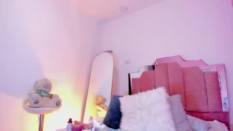 L O V E  online show from March 9, 5:49 pm