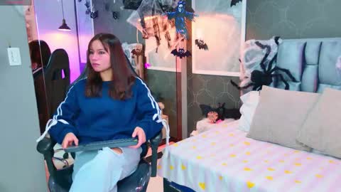 Love  online show from October 29, 7:59 pm