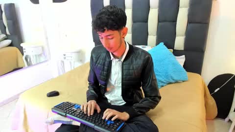 Snapshot of loverisu chatting on February 25, 8:19 pm loverisu online show from February 25, 8:19 pm
