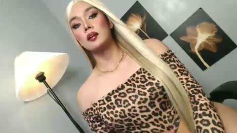 Snapshot of lovers_moon22 chatting on February 2, 2:38 pm lovers moon22 online show from February 2, 2:38 pm