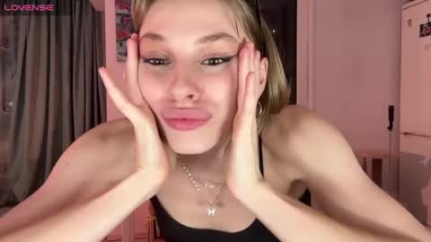 lovesstation online show from March 2, 9:01 pm