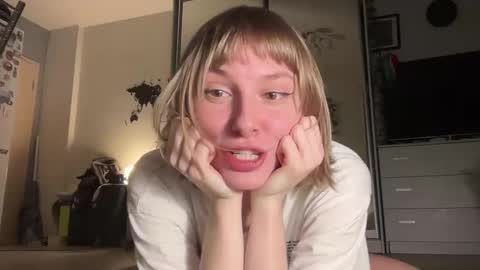 Snapshot of lovesstation chatting on February 9, 4:00 pm lovesstation online show from February 9, 4:00 pm