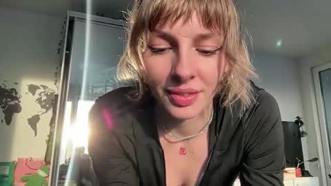 Snapshot of lovesstation chatting on February 21, 1:56 pm lovesstation online show from February 21, 1:56 pm