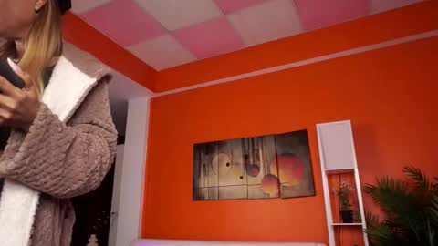 Snapshot of lovingblondie chatting on February 1, 4:22 am Nora online show from February 1, 4:22 am