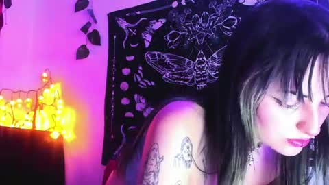Snapshot of luaar_moon chatting on July 1, 3:41 am Jenn online show from July 1, 3:41 am