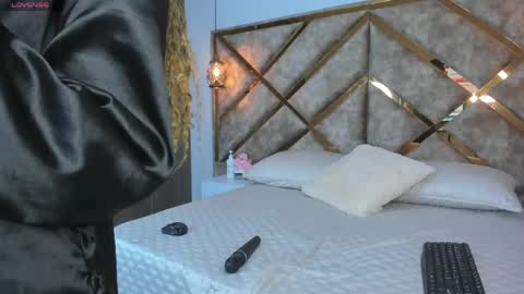 Snapshot of lucia_janne chatting on May 26, 9:33 pm Lucla online show from May 26, 9:33 pm