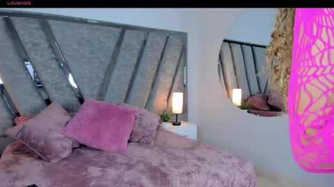 Snapshot of lucia_janne chatting on June 5, 9:20 pm Lucla online show from June 5, 9:20 pm