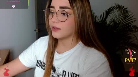 Snapshot of lucia_star_ chatting on April 16, 5:47 pm lucia star online show from April 16, 5:47 pm