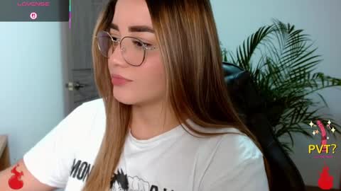 Snapshot of lucia_star_ chatting on April 16, 9:39 pm lucia star online show from April 16, 9:39 pm