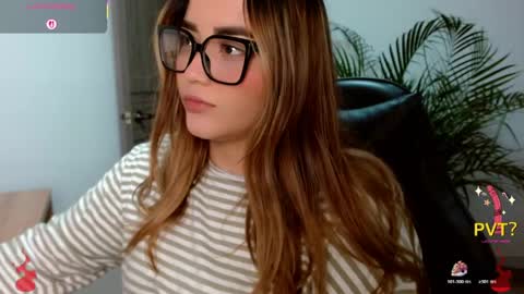 Snapshot of lucia_star_ chatting on April 21, 10:01 pm lucia star online show from April 21, 10:01 pm
