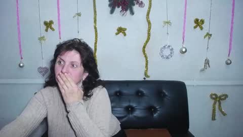 Snapshot of luciami chatting on December 19, 10:00 pm LuciaMi online show from December 19, 10:00 pm
