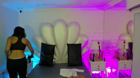    online show from December 16, 11:33 am