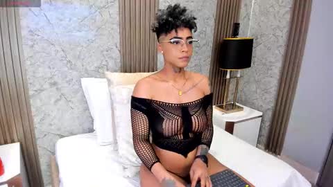  lucia wallace  online show from March 5, 11:01 pm