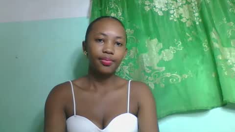Snapshot of lucie196645 chatting on May 10, 5:45 am lucie196645 online show from May 10, 5:45 am