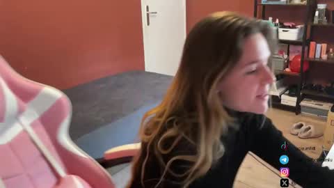 Snapshot of lucie_hot chatting on February 28, 1:14 pm Lucie hot follow me on online show from February 28, 1:14 pm
