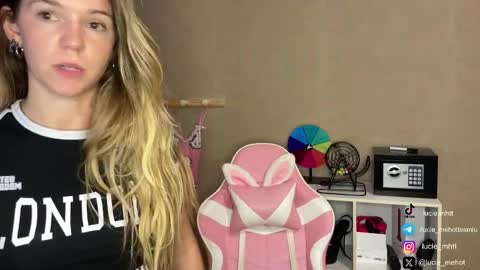 Snapshot of lucie_hot chatting on September 18, 7:05 pm Lucie hot follow me on online show from September 18, 7:05 pm