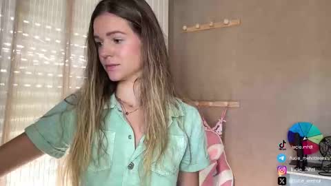 Snapshot of lucie_hot chatting on September 19, 9:11 am Lucie hot follow me on online show from September 19, 9:11 am