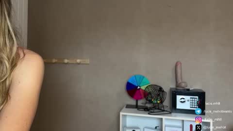 Snapshot of lucie_hot chatting on September 21, 8:38 am Lucie hot follow me on online show from September 21, 8:38 am
