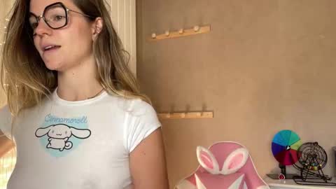 Snapshot of lucie_hot chatting on September 27, 9:14 am Lucie hot follow me on online show from September 27, 9:14 am