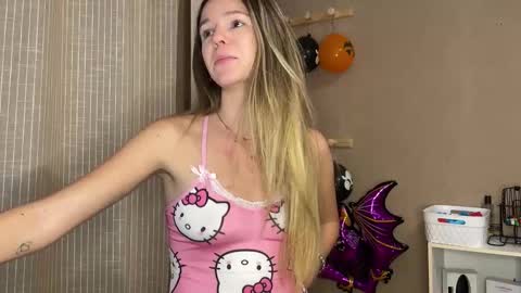 Snapshot of lucie_hot chatting on October 16, 6:42 pm Lucie hot follow me on online show from October 16, 6:42 pm
