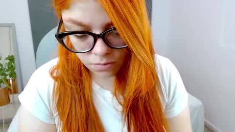 Snapshot of lucie_nicolls chatting on December 2, 9:50 pm Lucie   online show from December 2, 9:50 pm