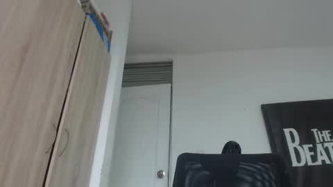 Snapshot of lucifferr_ chatting on February 24, 1:21 pm leonel online show from February 24, 1:21 pm