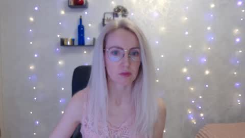 Snapshot of luckcristal chatting on March 2, 6:15 pm Arina online show from March 2, 6:15 pm