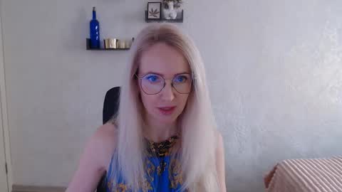Snapshot of luckcristal chatting on March 5, 10:44 am Arina online show from March 5, 10:44 am