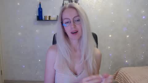 Snapshot of luckcristal chatting on March 12, 4:57 pm Arina online show from March 12, 4:57 pm