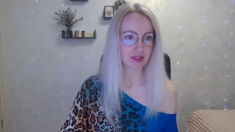Snapshot of luckcristal chatting on April 1, 4:59 pm Arina online show from April 1, 4:59 pm
