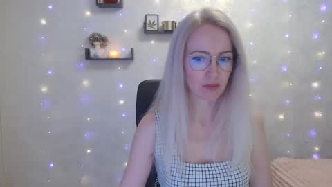 Snapshot of luckcristal chatting on April 6, 3:46 pm Arina online show from April 6, 3:46 pm